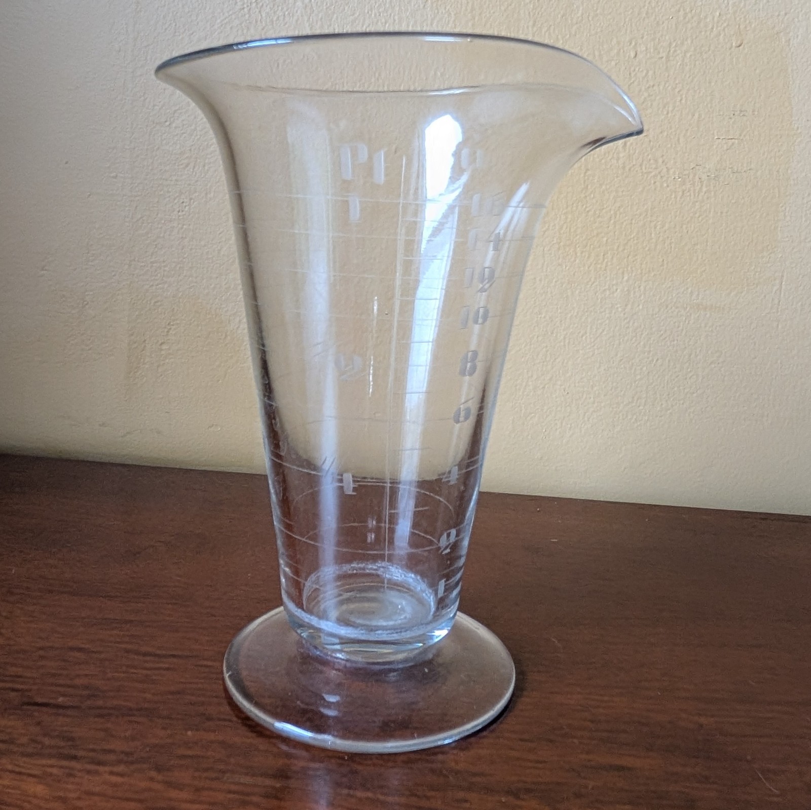 VINTAGE APOTHECARY/PHARMACY GRADUATED CYLINDER 16 OUNCE