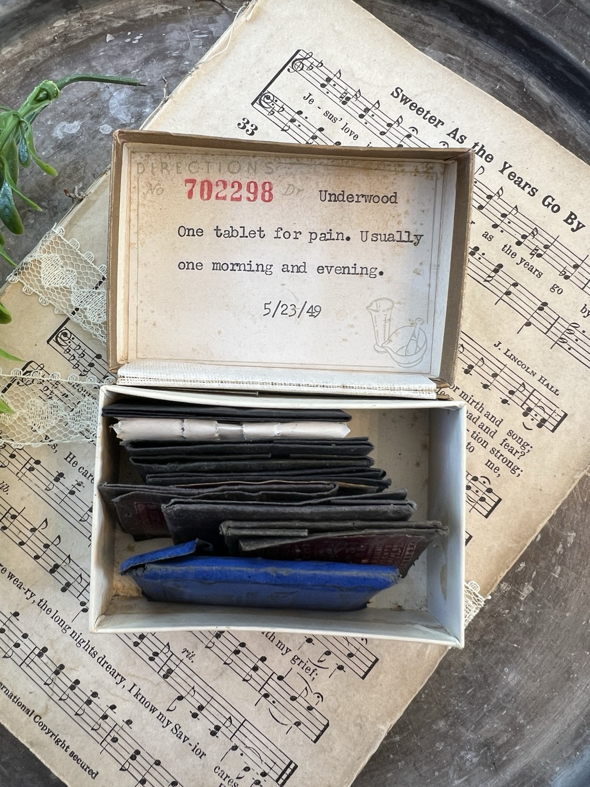 Vintage 1949 Finney’s Drug Store Pill Box Filled With Vintage Sewing Needles