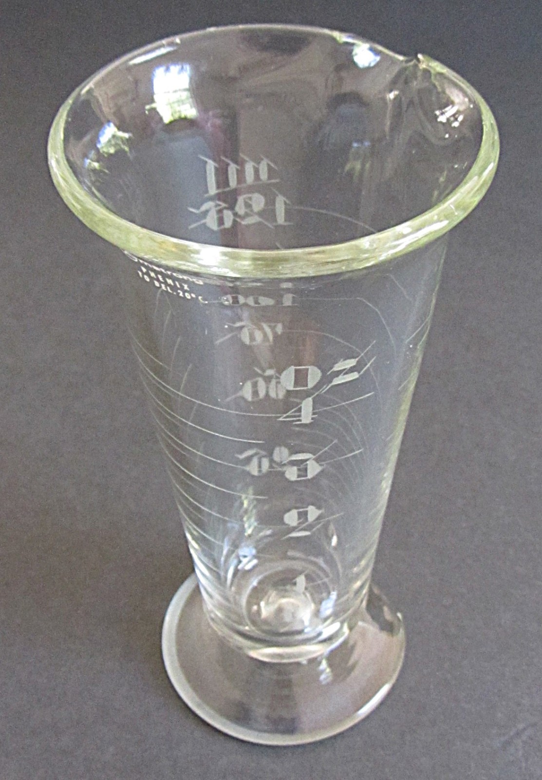 VTG ARMSTRONG ETCHED GLASS FOOTED APOTHOCARY 4oz MEASURING BEAKER w/SPOUT~DAMAGE