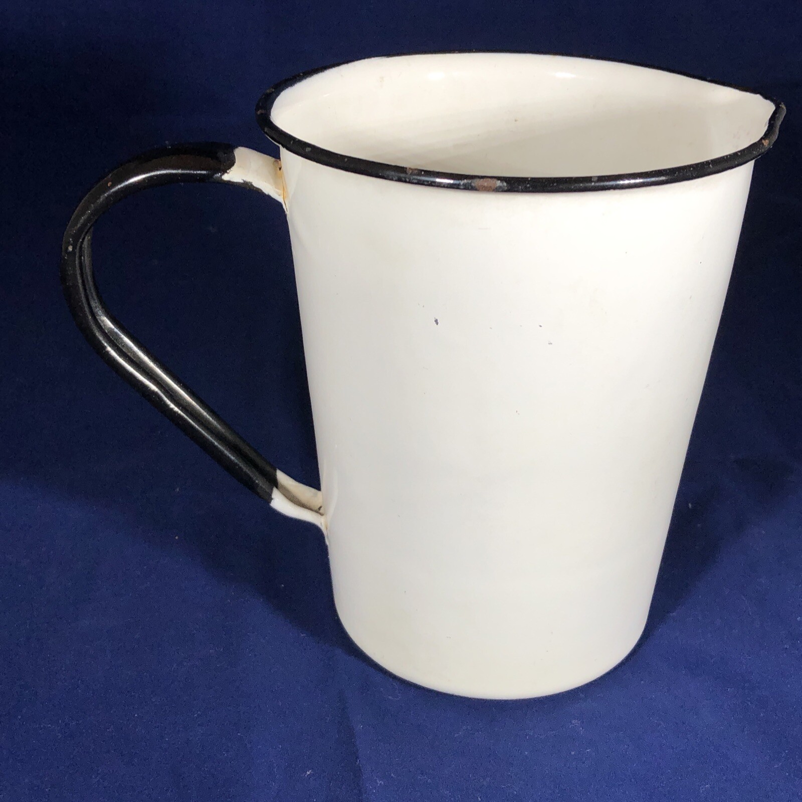 Vintage White Enamel Large 32 Oz 1000 CC Pharmacy Chemical Measuring Cup Pitcher