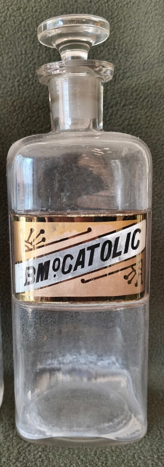 A LOT OF FOUR WT&CO CLEAR GLASS PHARMACY BOTTLES.GLASS LABELS