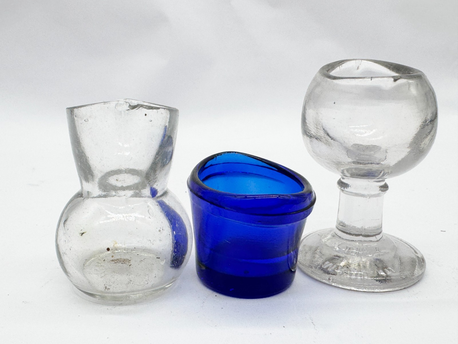VINTAGE GLASS EYE BATHS SET OF 3 CLEAR & BLUE CUPS ENGLAND EARLY MEDICAL PHARMAC