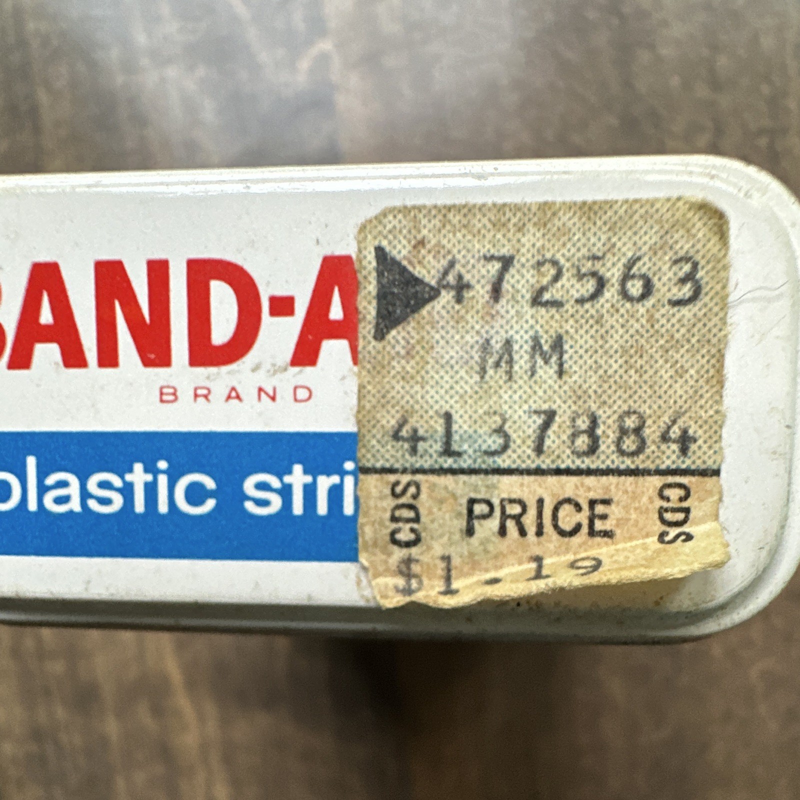 Band-Aid Brand Plastic Strips Johnson & Johnson Metal Tin Box 20 3/4 in.