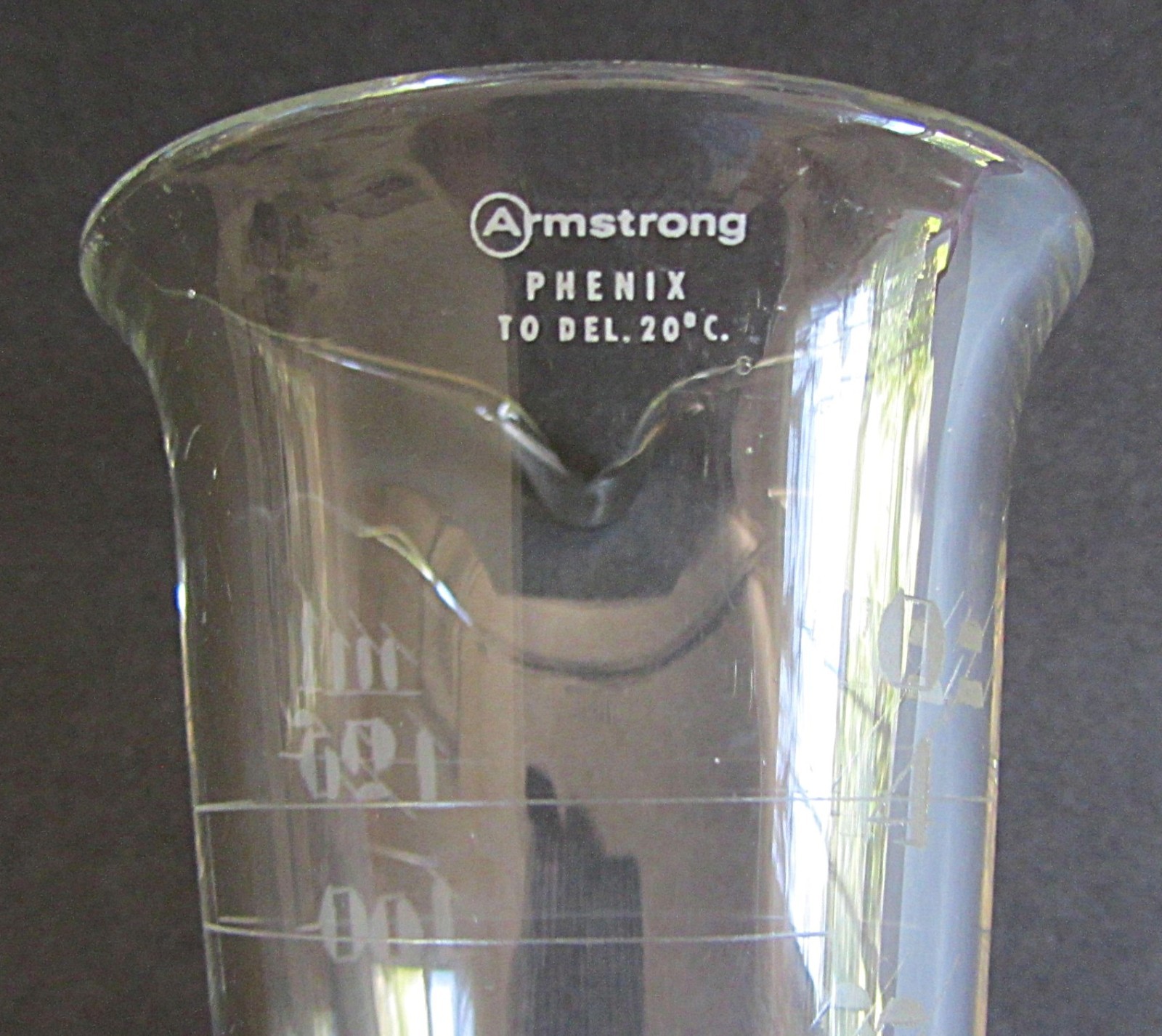 VTG ARMSTRONG ETCHED GLASS FOOTED APOTHOCARY 4oz MEASURING BEAKER w/SPOUT~DAMAGE