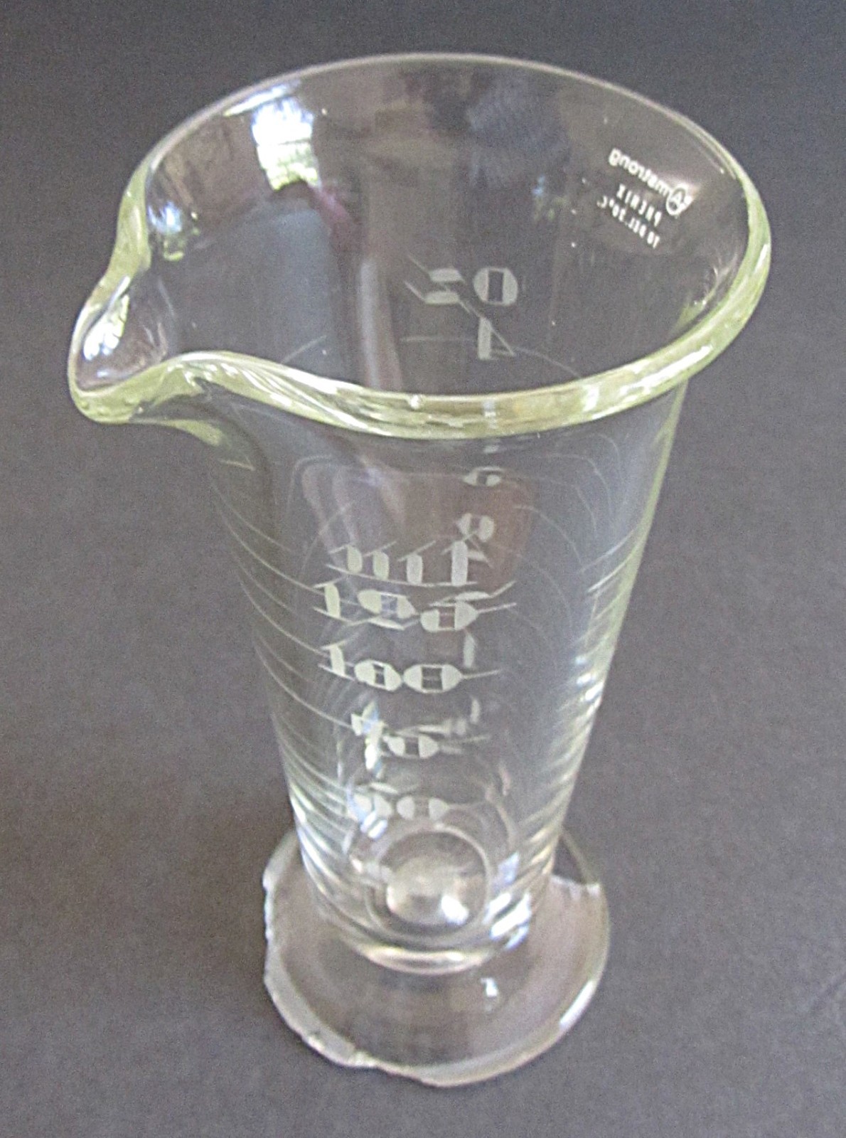 VTG ARMSTRONG ETCHED GLASS FOOTED APOTHOCARY 4oz MEASURING BEAKER w/SPOUT~DAMAGE