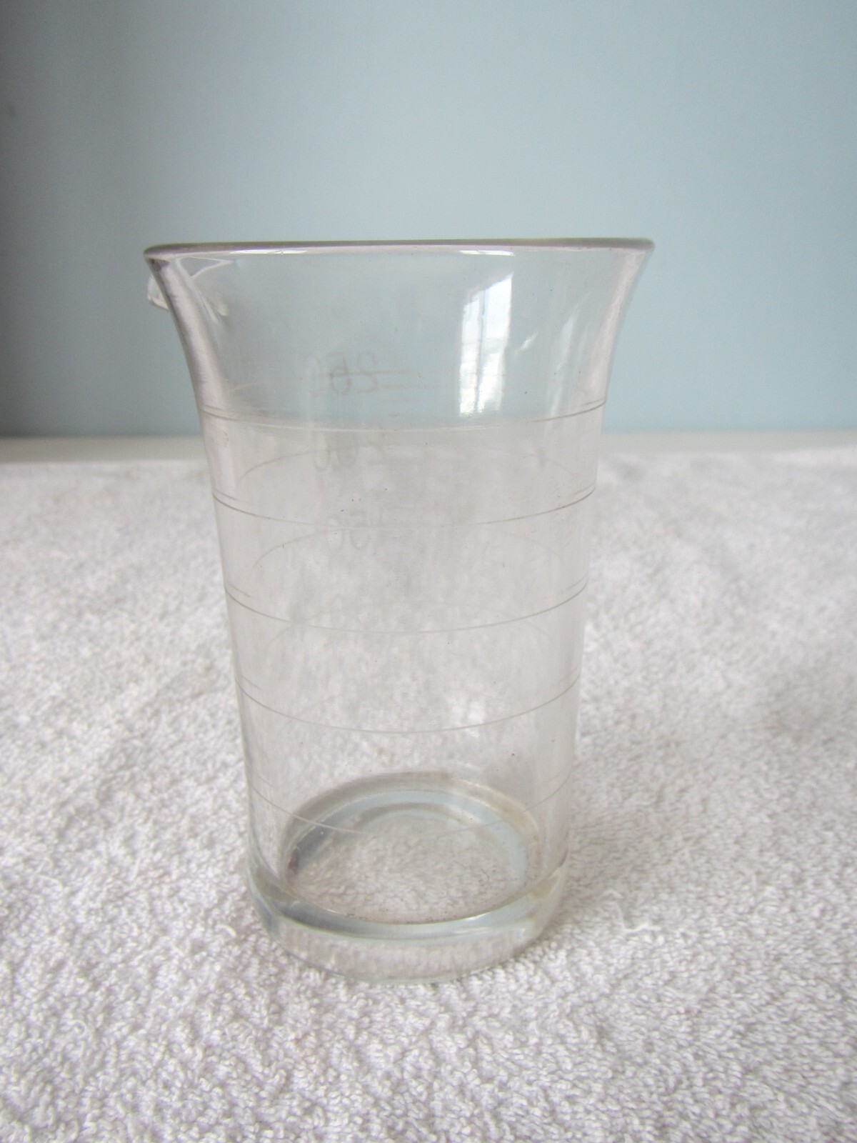 Vintage etched Glass Apothecary Measuring Cup Beaker w/ Spout 5″ 250 CC