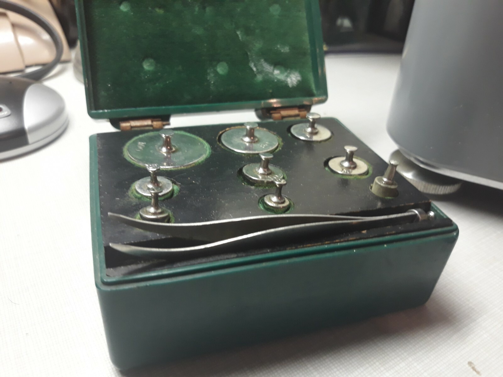VINTAGE TORSION BALANCE CO STYLE RX1 SCALE. COMPLETE WITH WEIGHTS SET & OTHER.