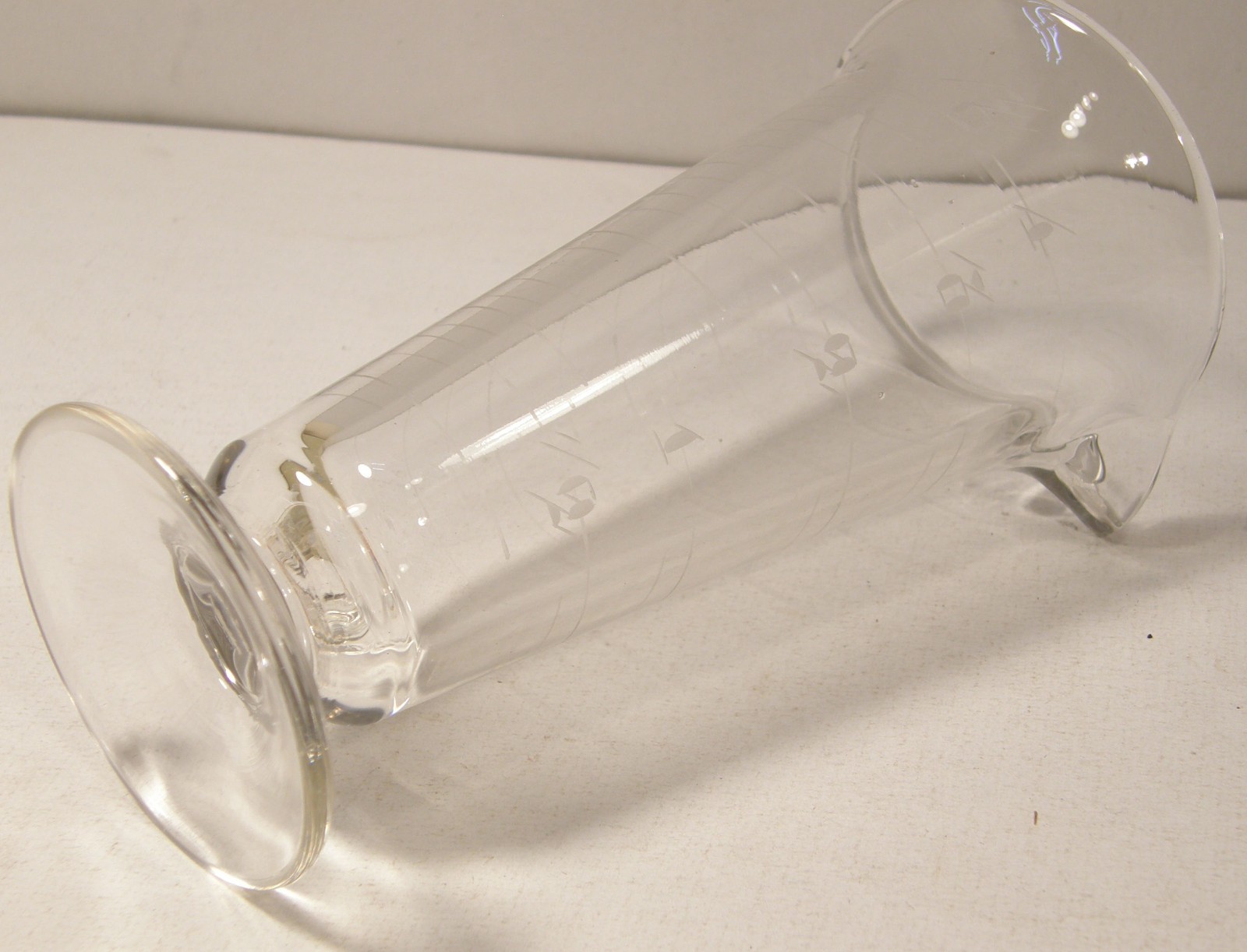 VINTAGE GLASCO CLEAR GLASS ETCHED FOOTED MEASURING POURING BEAKER APOTHECARY LAB