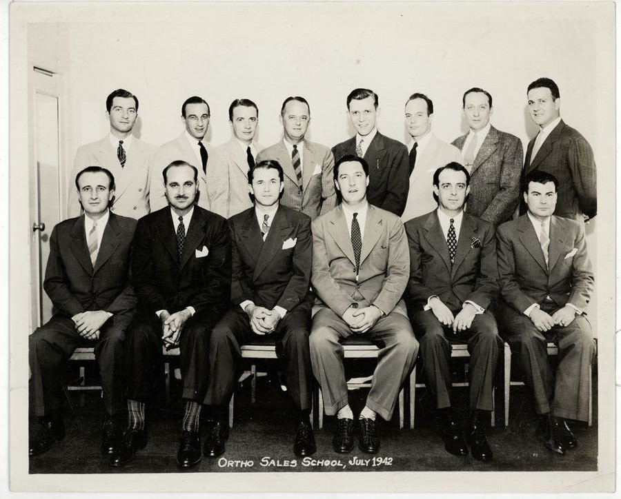 VTG ORIGINAL 1942 ORTHO PHARMACUTICAL CO. SALES SCHOOL GRADUATES PHOTO & INFO