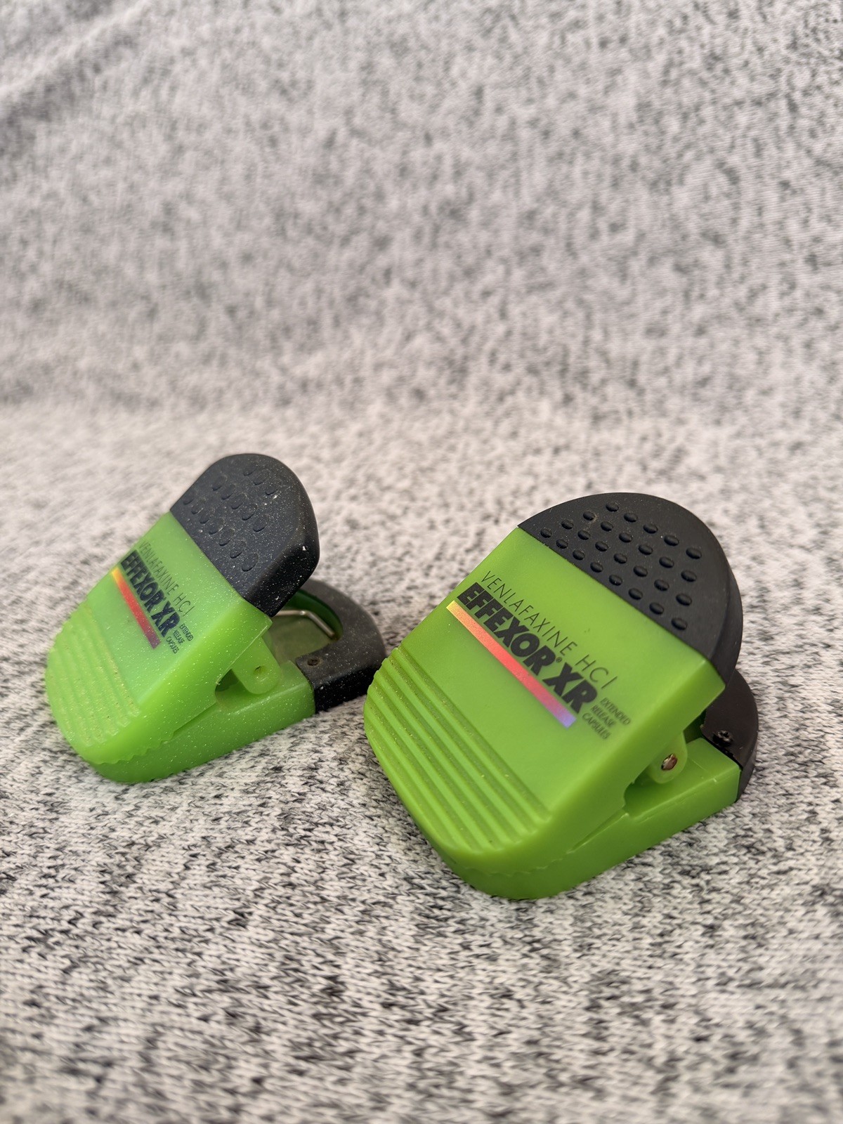 2 Effexor XR Clip Pharmaceutical Promo Item Magnet Advertising collectible