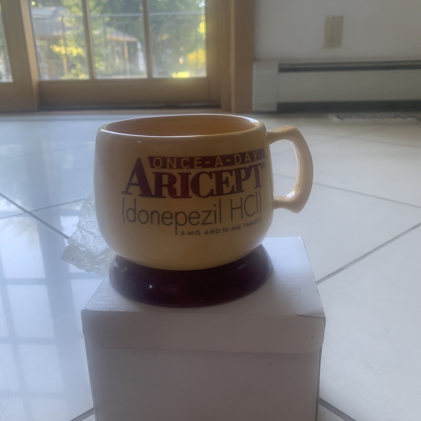 Aricept Unforgettable Pharmaceutical Drug Rep Medical Collectible Large Coffee