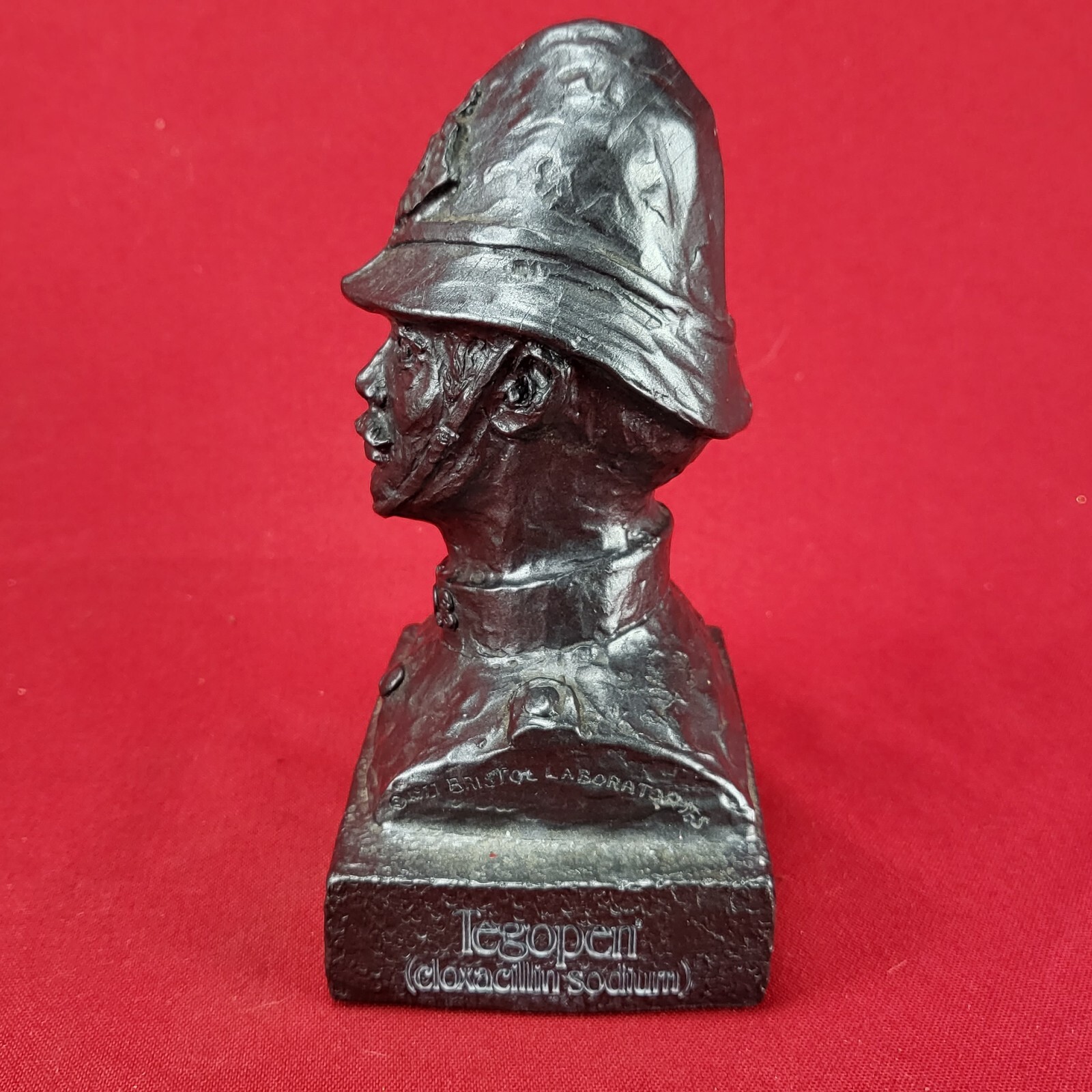 VINTAGE 1977 THE OXFORD BOBBY BOOKEND BUST BRITISH ENGLAND BRISTOL LABORATORIES