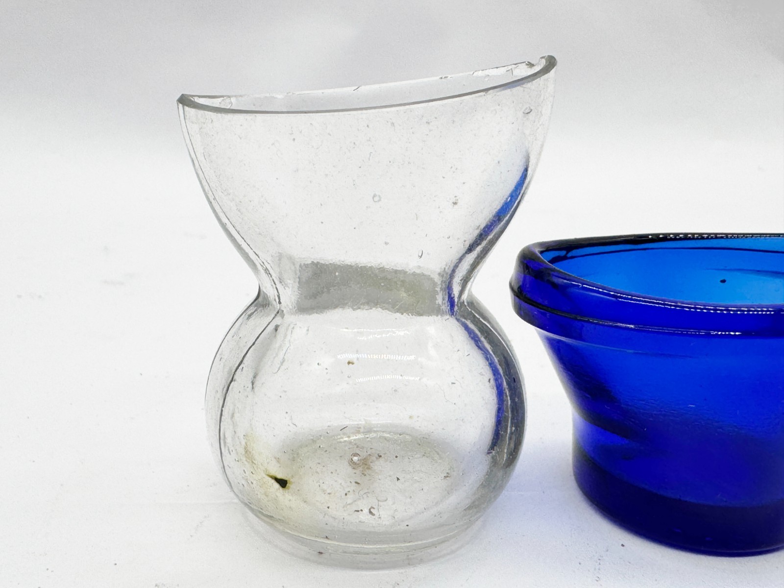 VINTAGE GLASS EYE BATHS SET OF 3 CLEAR & BLUE CUPS ENGLAND EARLY MEDICAL PHARMAC