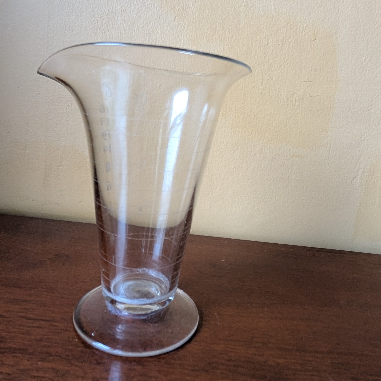 VINTAGE APOTHECARY/PHARMACY GRADUATED CYLINDER 16 OUNCE