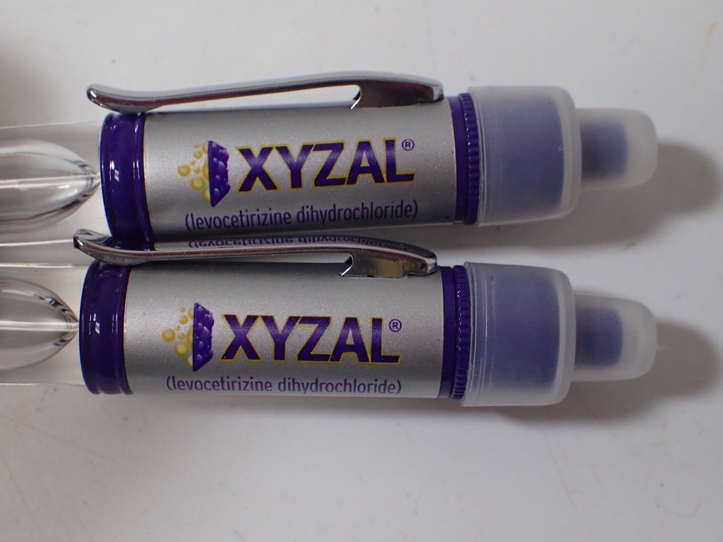 (18) High-End Pharmaceutical & More Advertising Pens Plastic & Metal Some Lights