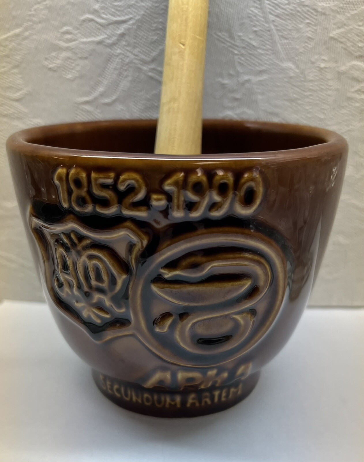 1990 APhA AMERICAN PHARMACEUTICAL ASSOCIATION MORTAR & WOODPESTLE-Brown Pottery