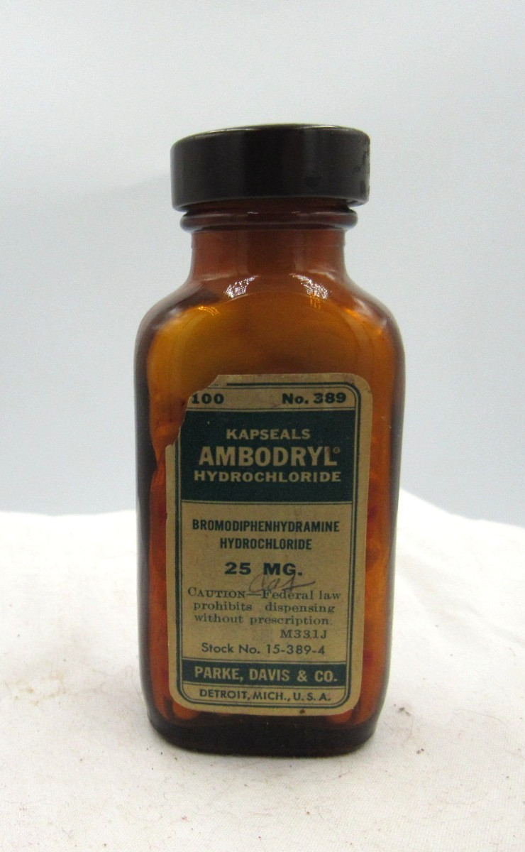 BW – 1950’s Parke, Davis & CO Ambrodryl Detroit Mich 3 7/8 ” Medicine bottle