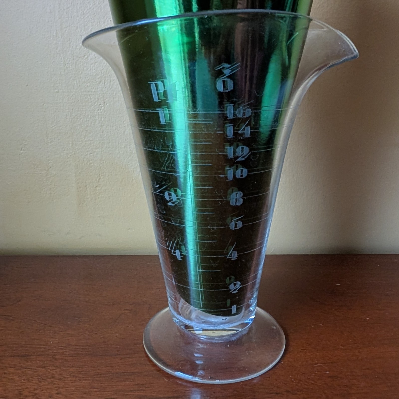 VINTAGE APOTHECARY/PHARMACY GRADUATED CYLINDER 16 OUNCE