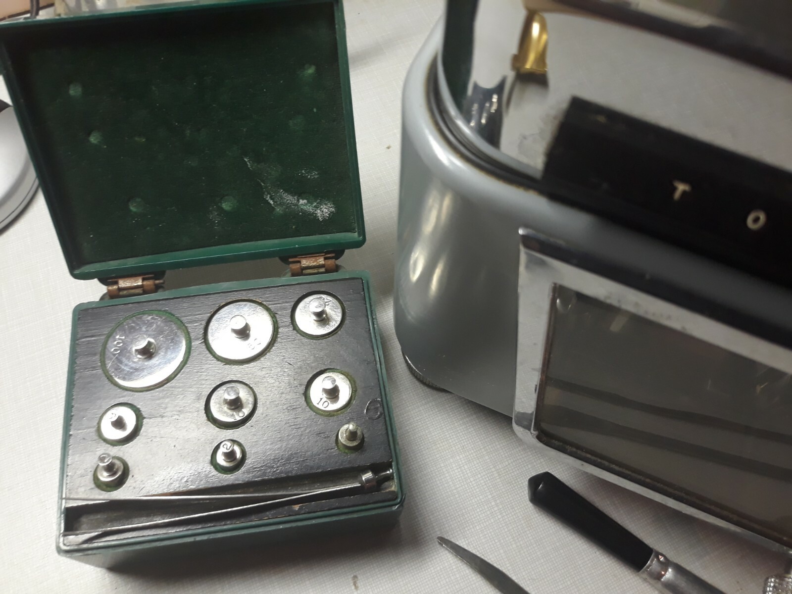 VINTAGE TORSION BALANCE CO STYLE RX1 SCALE. COMPLETE WITH WEIGHTS SET & OTHER.
