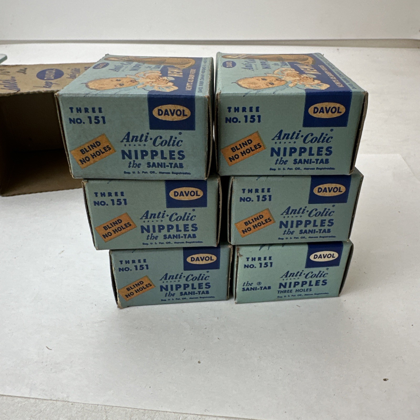 Lot 7 Davol Anti-Colic Nipples 151 & 131, 4 Nursing Bottle Caps 150, 1 Seals 158