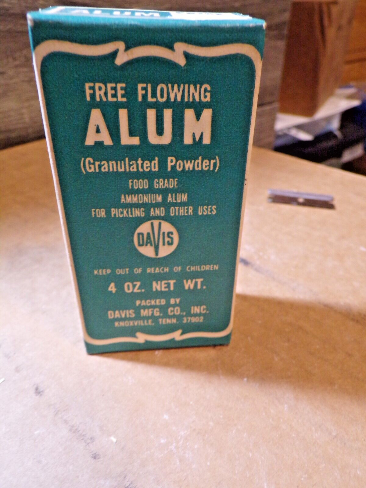 VINTAGE DAVIS ALUM 4 OZ BOX UNOPENED