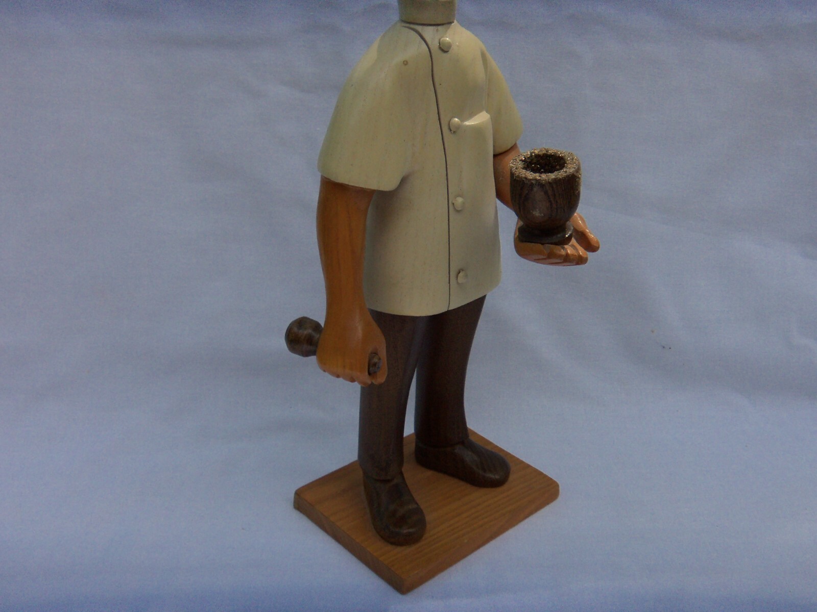VINTAGE WOOD STATUE – PHARMACIST HOLDING MORTER & PESTLE 12″ TALL NICE