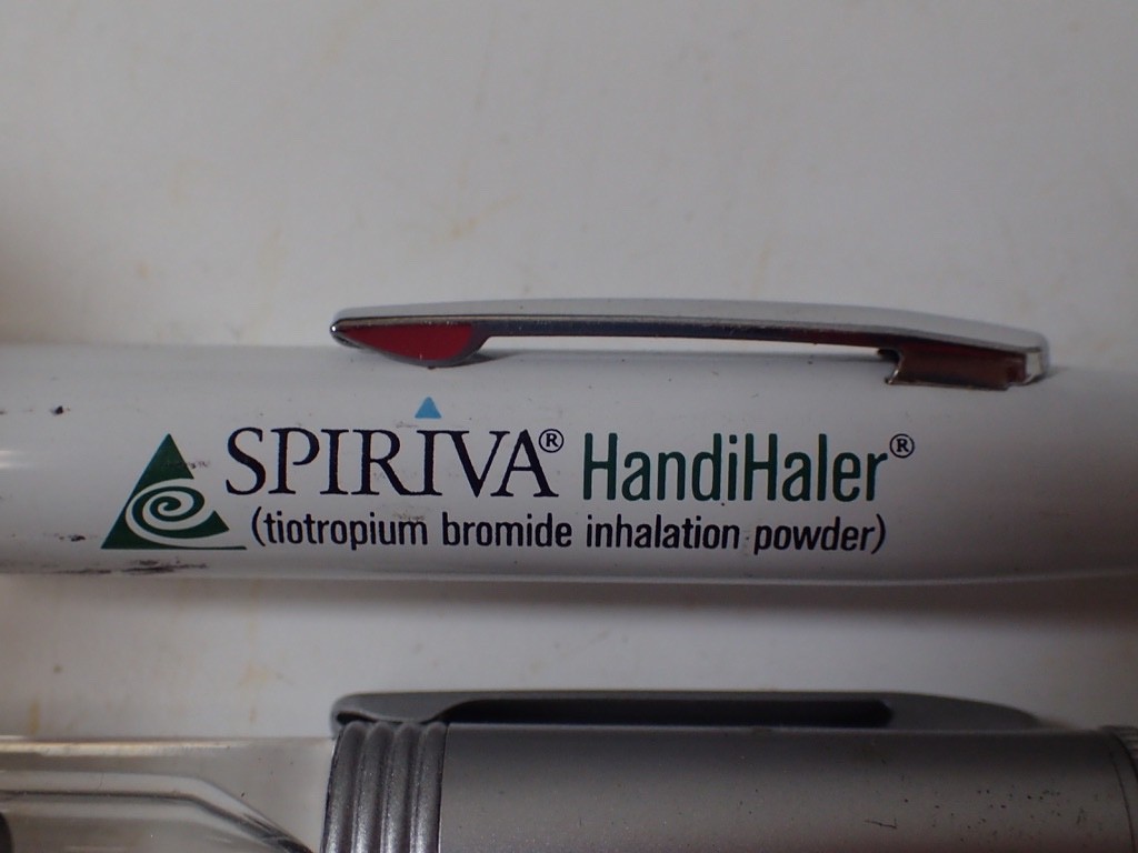 (18) High-End Pharmaceutical & More Advertising Pens Plastic & Metal Some Lights