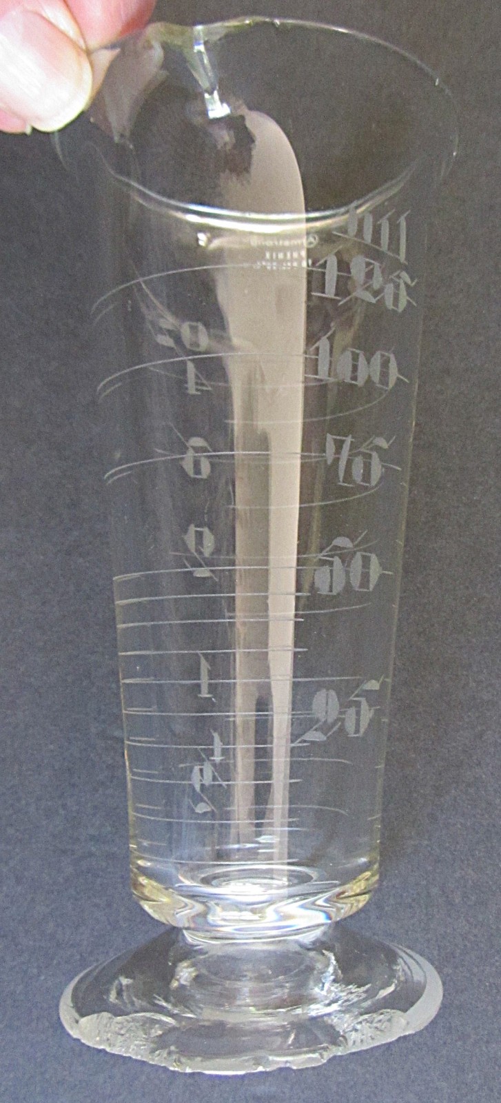 VTG ARMSTRONG ETCHED GLASS FOOTED APOTHOCARY 4oz MEASURING BEAKER w/SPOUT~DAMAGE