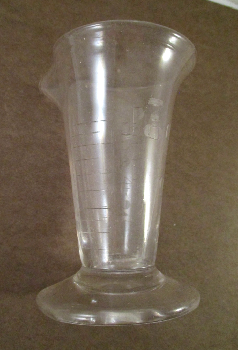 ANTIQUE Vtg ETCHED GLASS APOTHECARY FOOTED MEASURING BEAKER POUR SPOUT 3-5/8″