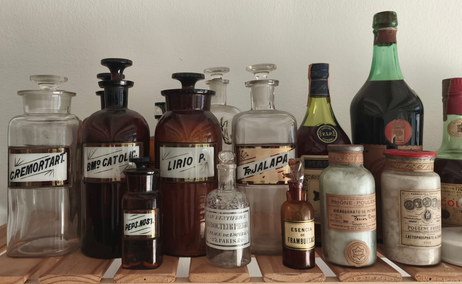 A LOT OF FOUR WT&CO CLEAR GLASS PHARMACY BOTTLES.GLASS LABELS