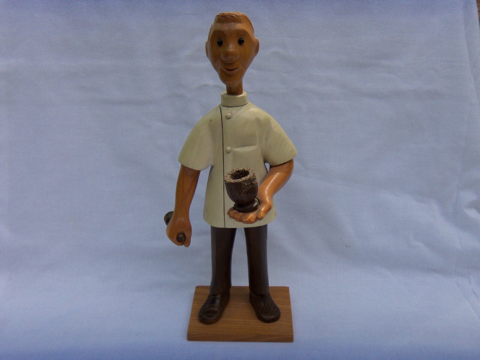 VINTAGE WOOD STATUE – PHARMACIST HOLDING MORTER & PESTLE 12″ TALL NICE