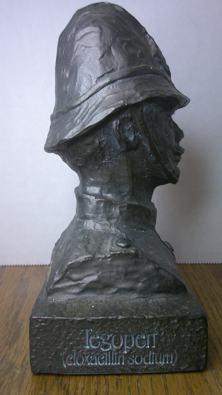 vintage 1977 The Oxford Bobby Bristol Drug Co. Tegopen promotional bust Z86