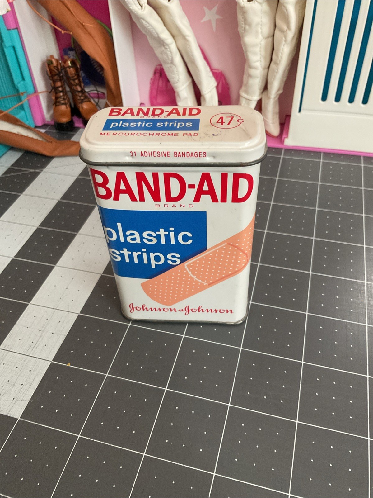 Vintage Band-Aid Plastic Strips Metal Tin Johnson & Johnson 47c Code 5615 USA