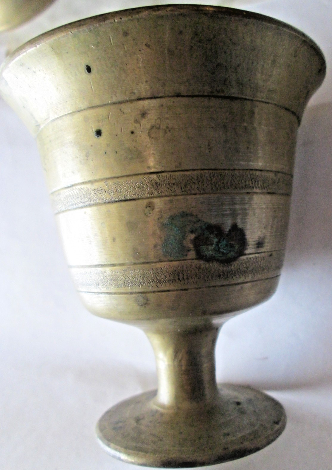VINTAGE/ANTIQUE BRASS DECORATIVE PEDESTAL MORTAR 3 1/4″x3 1/16″, 12.4 Oz. USED