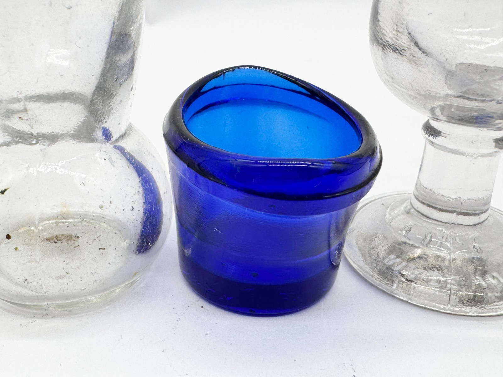 VINTAGE GLASS EYE BATHS SET OF 3 CLEAR & BLUE CUPS ENGLAND EARLY MEDICAL PHARMAC