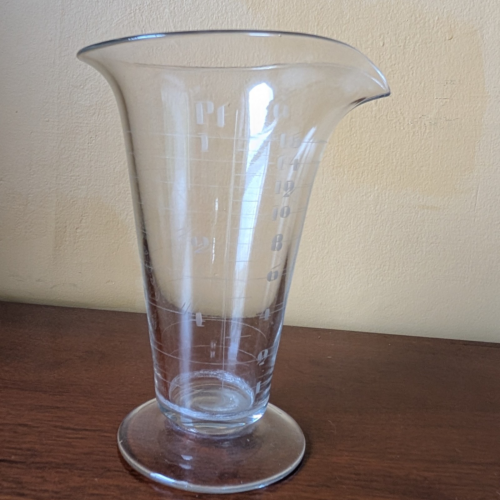 VINTAGE APOTHECARY/PHARMACY GRADUATED CYLINDER 16 OUNCE