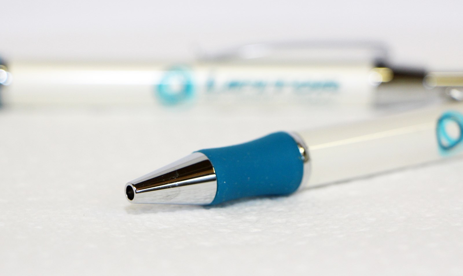 2 Lipitor Pharmaceutical Heavy Metal Beautiful Pens New in Sleeve