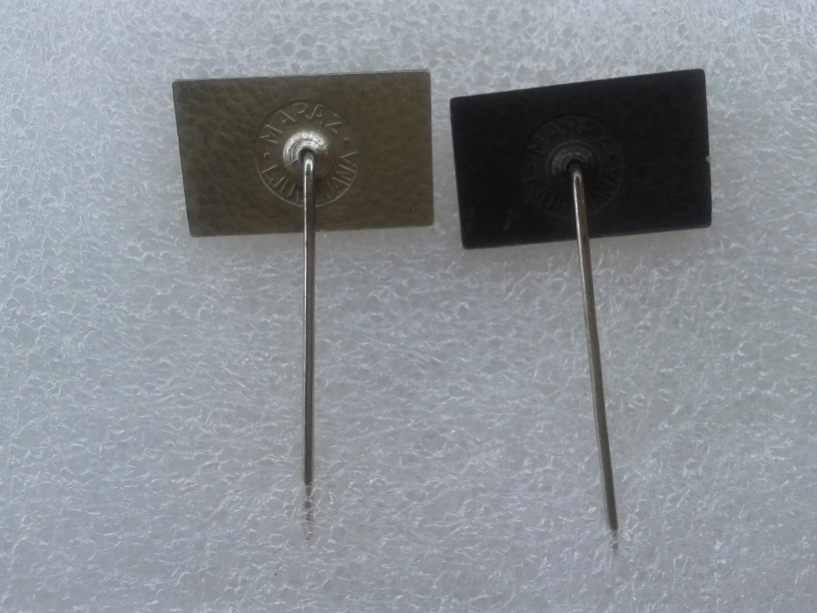 SANDOZ-BADGE -RARE- PFARMACEUTICAL- 2 PINS