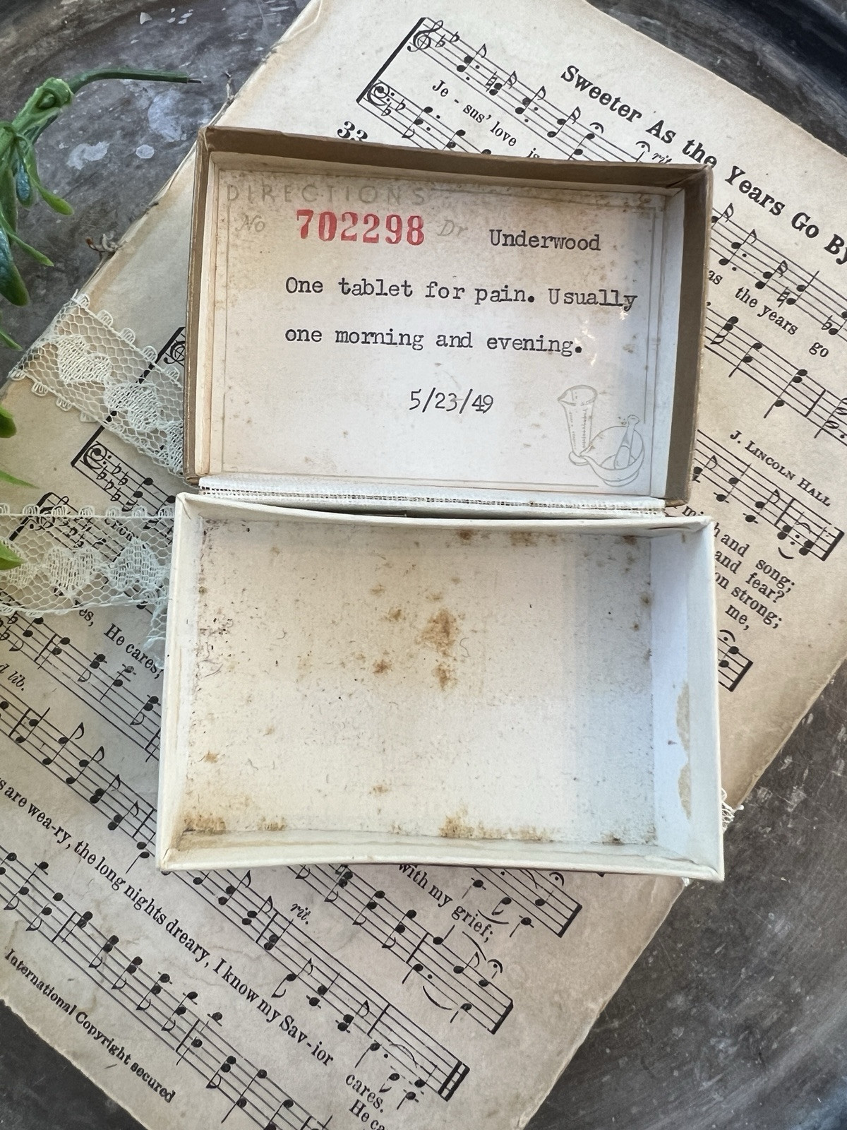 Vintage 1949 Finney’s Drug Store Pill Box Filled With Vintage Sewing Needles
