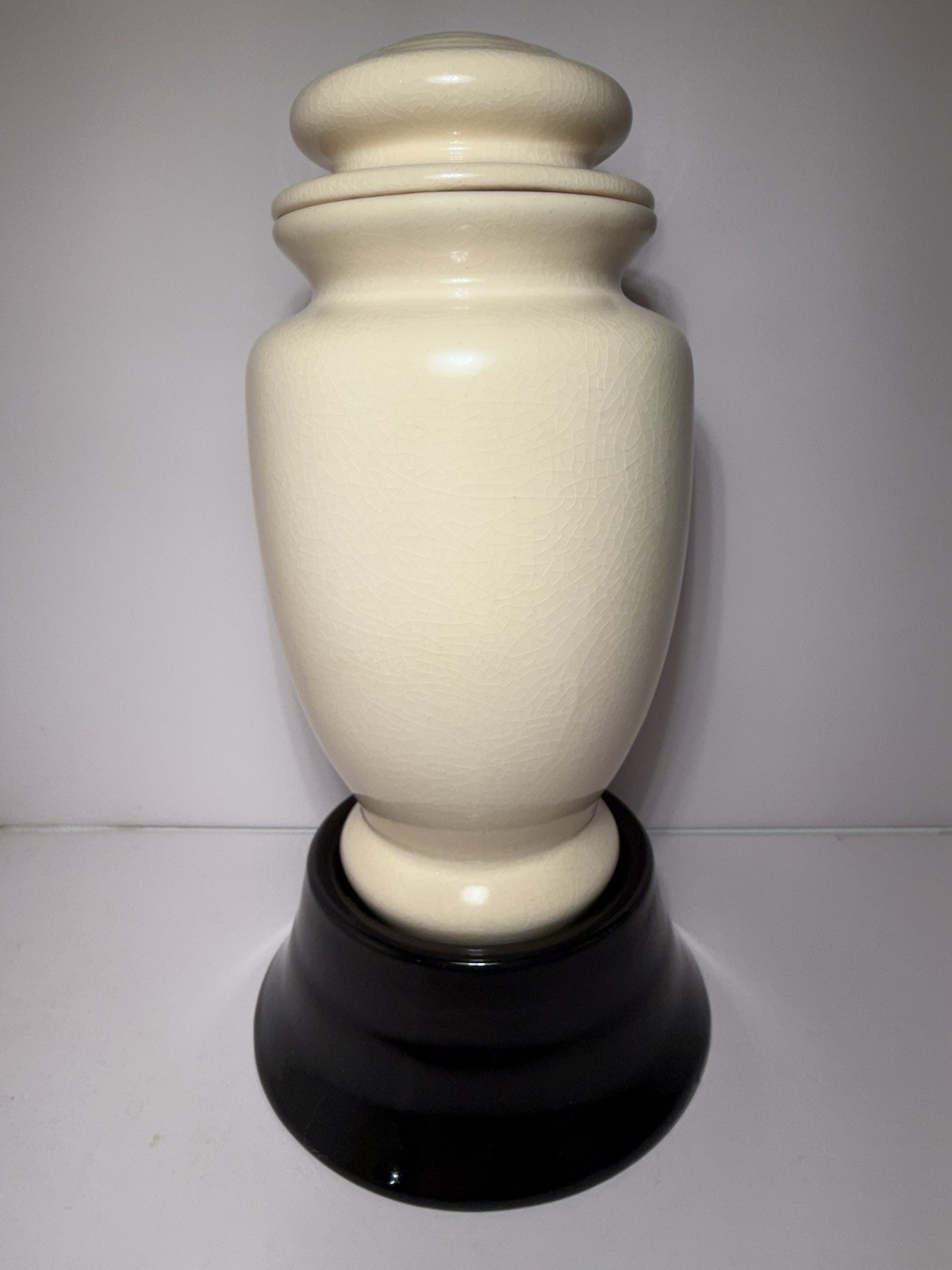 VINTAGE – Eli Lilly Pulvules Canthar Apothecary Pharmacy Crock/Jar W/Stand