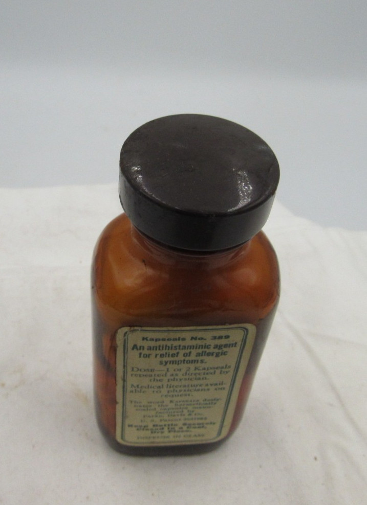 BW – 1950’s Parke, Davis & CO Ambrodryl Detroit Mich 3 7/8 ” Medicine bottle