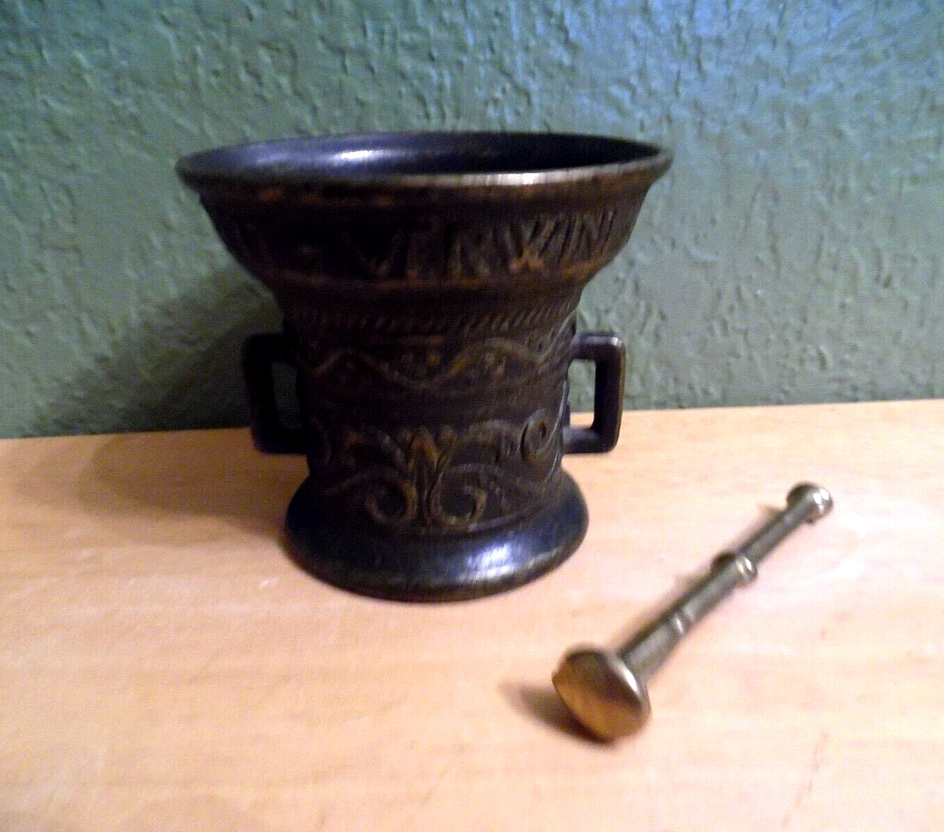 SMALL APOTHECARY DOUBLE HANDLED BRASS MORTAR WITH BRASS PESTLE