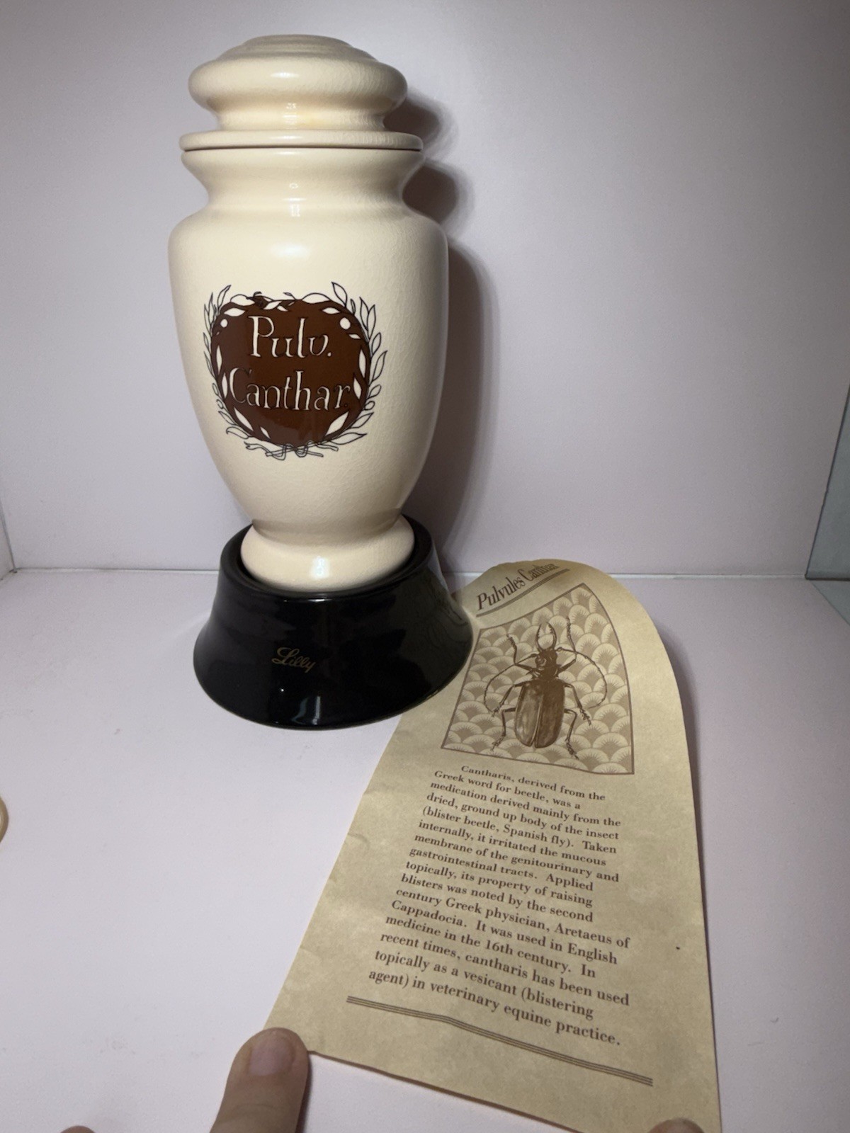 VINTAGE – Eli Lilly Pulvules Canthar Apothecary Pharmacy Crock/Jar W/Stand