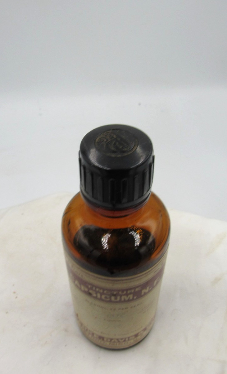 BW – 1950’s Parke, Davis & Co Detroit Mich Capsicum 5 1/8″ Amber Medicine bottle
