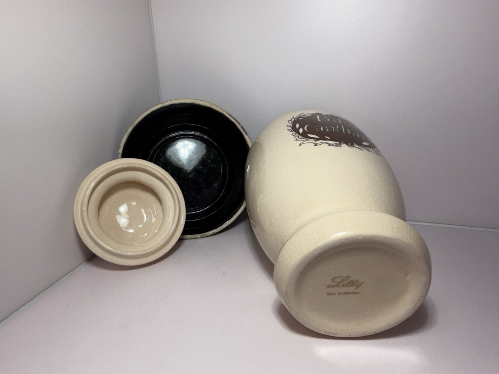 VINTAGE – Eli Lilly Pulvules Canthar Apothecary Pharmacy Crock/Jar W/Stand