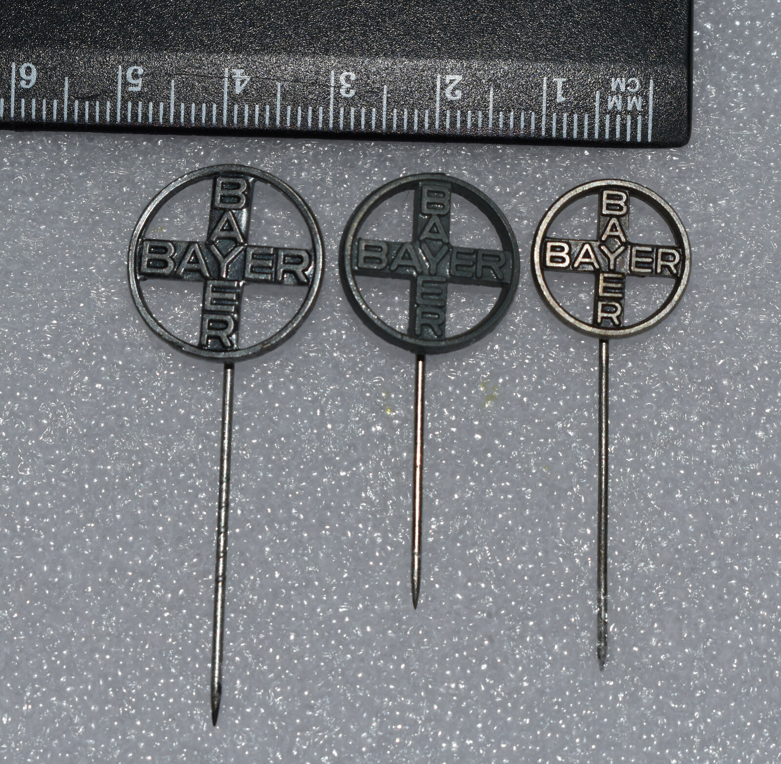 BAYER Pharmaceutical chemical company medicaments drugs vtg stick pin badge lot