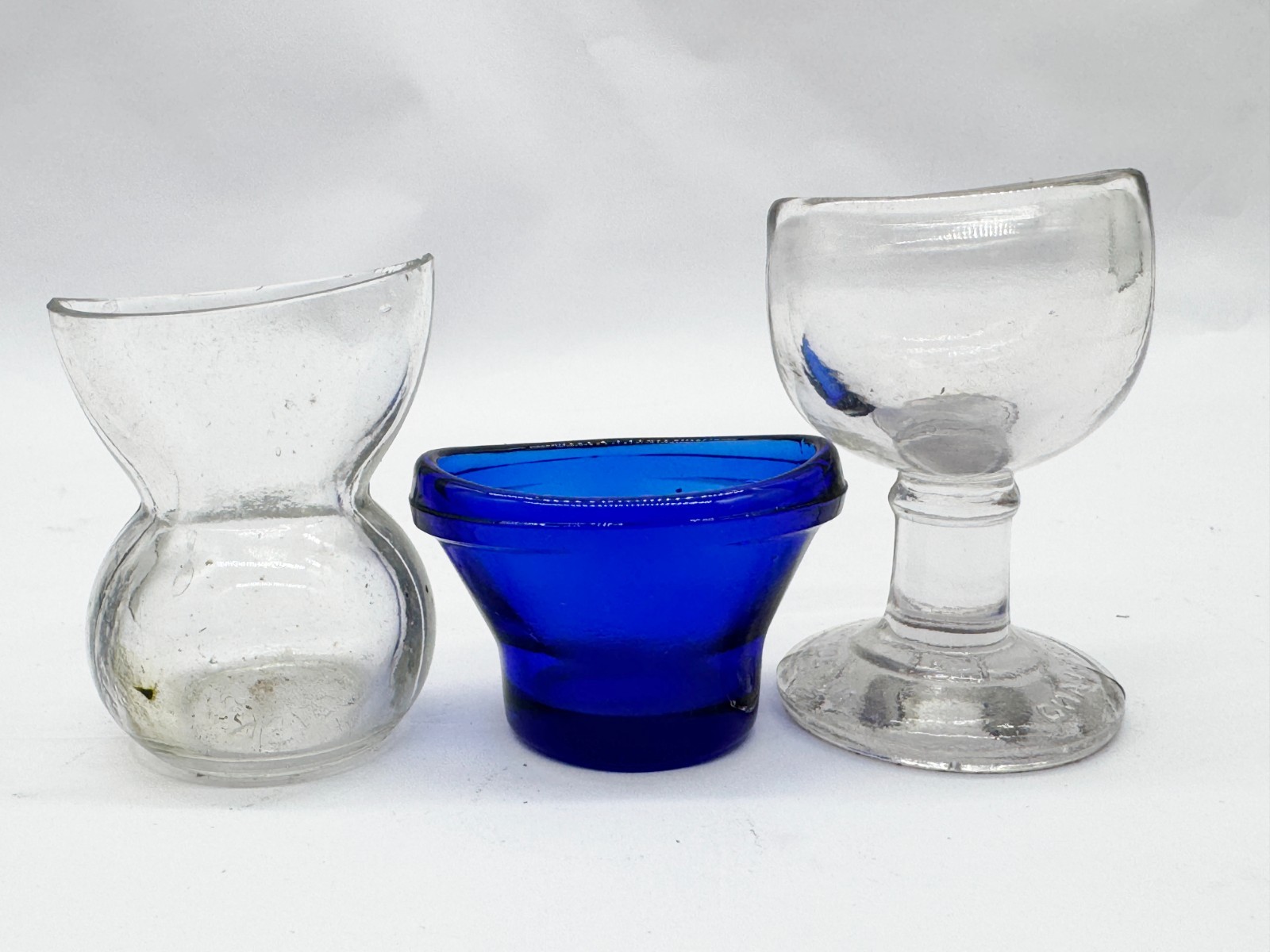 VINTAGE GLASS EYE BATHS SET OF 3 CLEAR & BLUE CUPS ENGLAND EARLY MEDICAL PHARMAC