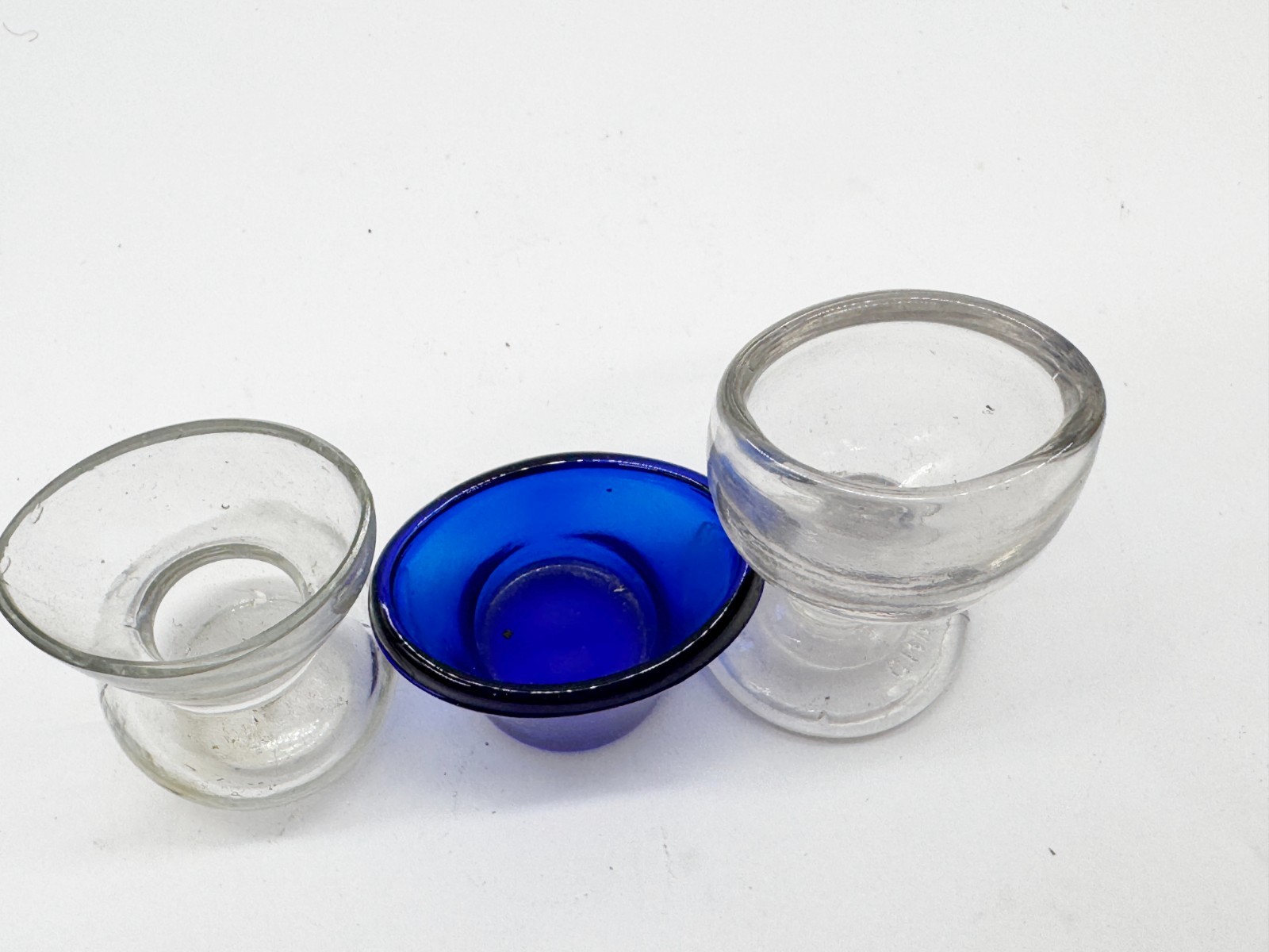 VINTAGE GLASS EYE BATHS SET OF 3 CLEAR & BLUE CUPS ENGLAND EARLY MEDICAL PHARMAC