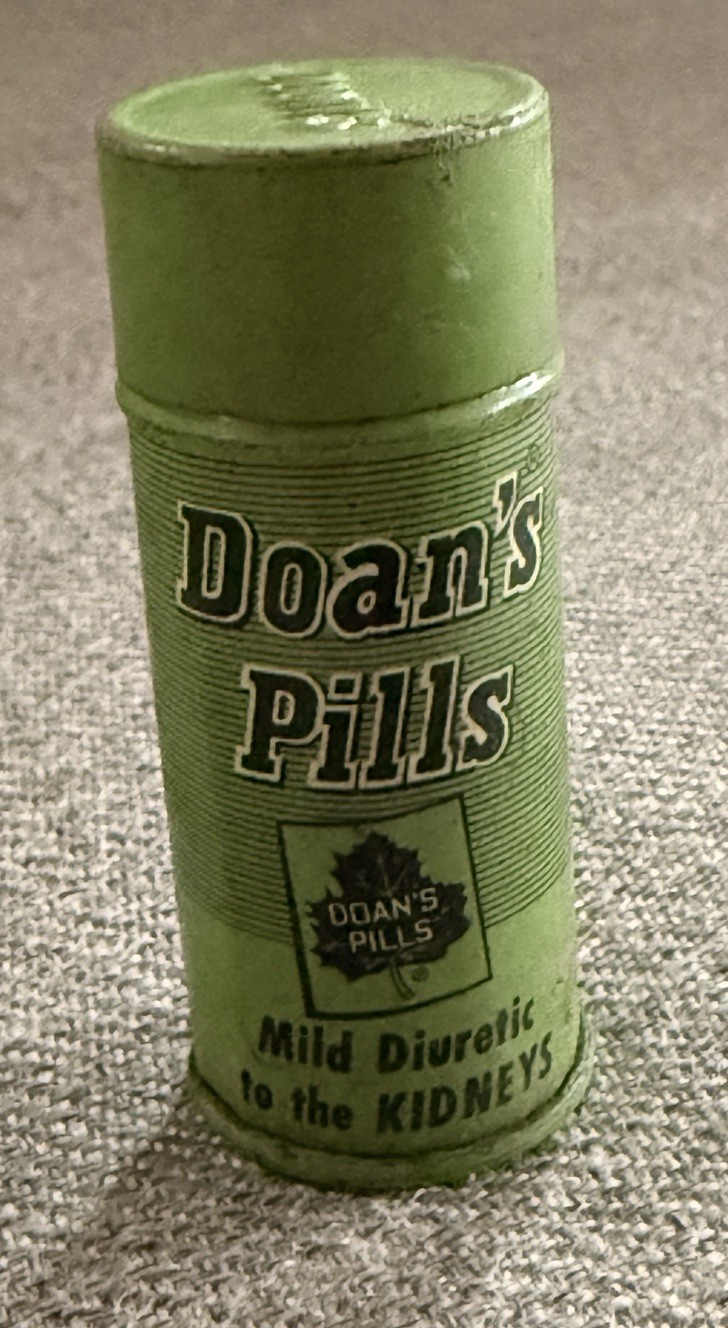 RARE 1960s DOAN’S PILLS medical tin VINTAGE PHARMACEUTICAL doctor med RX drugs