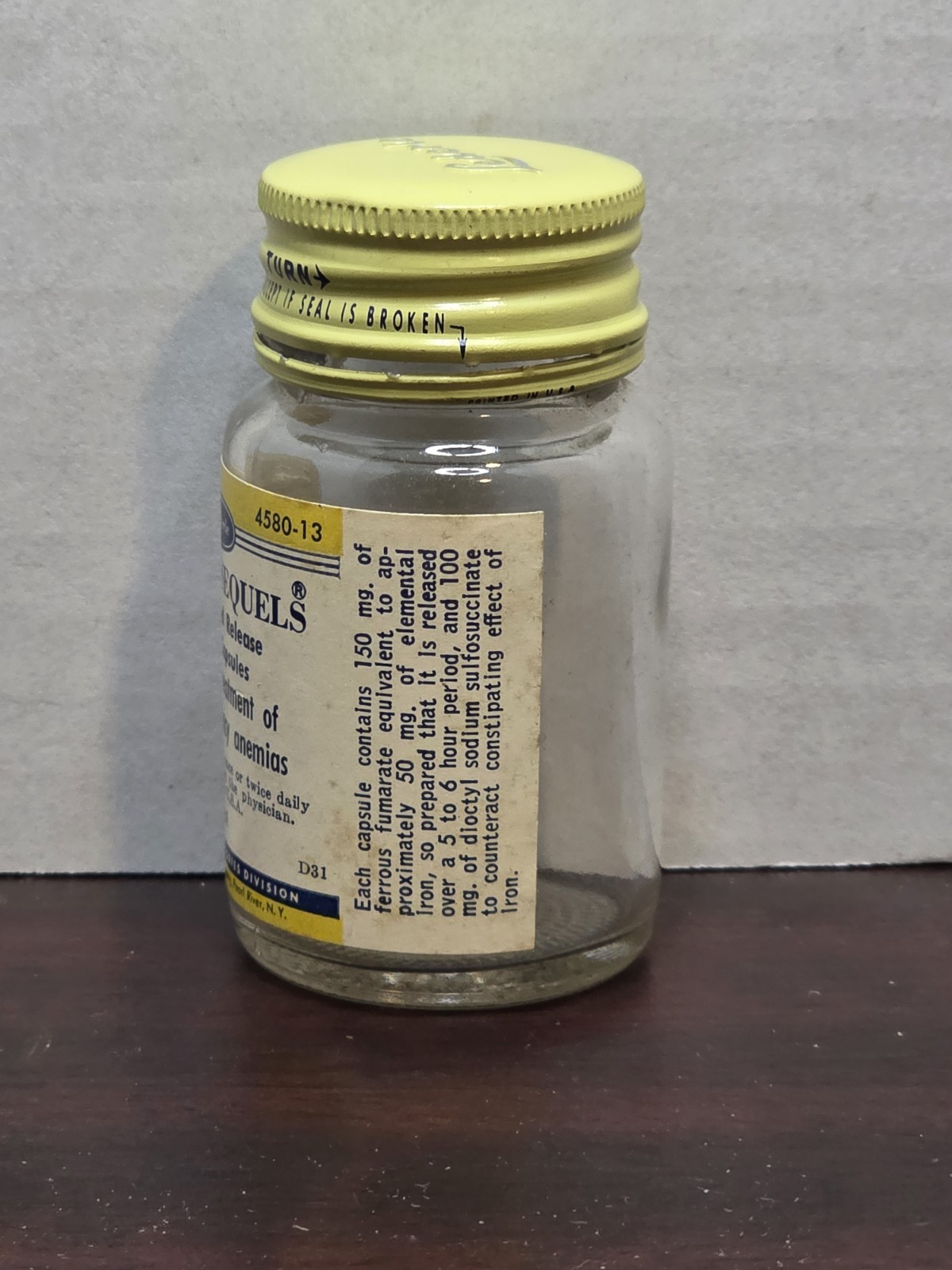 Vintage Lederle FERRO-SEQUELS Iron Capsules Glass Bottle Pearl River NY 1960s